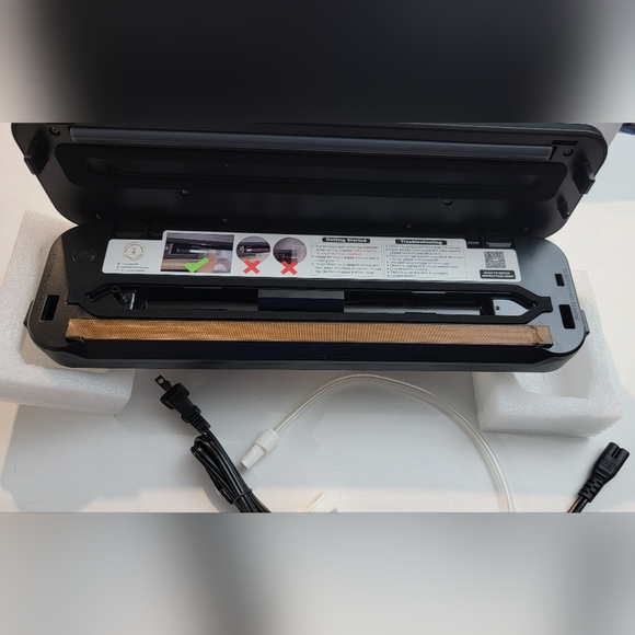 MegaWise 80kpa Vacuum Sealer Machine Powerful but Compact, Bags and Cutter - Picture 8 of 10